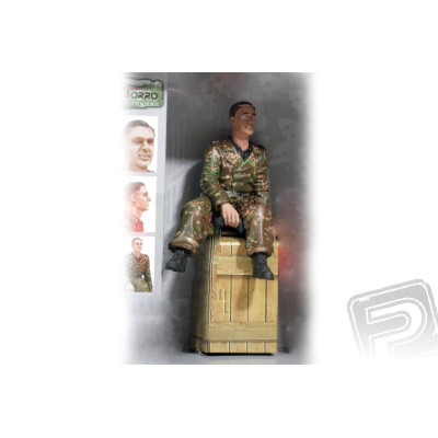1/16 figurka sedící obsluhy vysílačky (Funker)