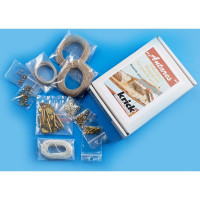 Krick Antares tartozékok. A készlet tartalmazza az árboc felkötéséhez szükséges összes alkatrészt, mint például sárgaréz blokkok, csavarkötők, rozsdamentes acél kötelek stb.