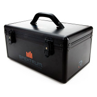 Tok Spektrum RC kormánykerék adókhoz. A tok alumíniumból készült, fekete eloxált felülettel és Spektrum logóval. Tartalmaz egy kivágott habszivacs párnázást pontosan az adó biztonságos tárolásához és rekeszeket a tartozékok számára.  Méretei 335x205x175mm.