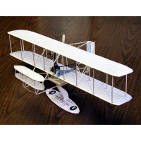 Az első Wright testvérek repülőgépének 1:20 méretarányú modellje. Teljesen balsából készült, lézerrel faragott alkatrészekkel, statikus modell 615 mm-es fesztávolsággal.