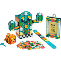 Az izgalmas LEGO® DOTS Multipack - Nyári móka csomaggal felkeltheted a gyerekek kreativitását, és növelheted az önbizalmukat a különböző szórakoztató tárgyak létrehozásában és díszítésében.