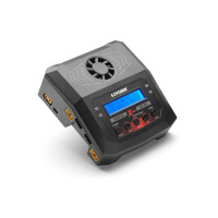 Kis négycsatornás mikroprocesszoros gyorstöltő kiegyensúlyozókkal 1-8 cellás NiCd/NiMH, 1-4 cellás Li-po/Li-HV/Li-ion/Li-Fe, 2-14V Pb töltőkhöz 0,1-10A árammal (max. 4x 100W). Hálózati vagy 19-26V-os tápegység. MicroUSB port. Méretek 137,5x141,5x55,5mm, súly 554g.