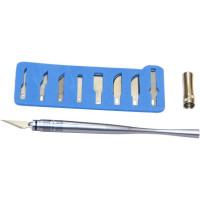 Professzionális késmodell kilenc különböző alakú pengével, hosszú markolattal és biztonsági alumínium kupakkal.