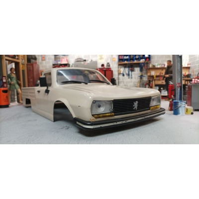 Čirá karoserie PEUGEOT 504 včetně příslušenství, licencovaná