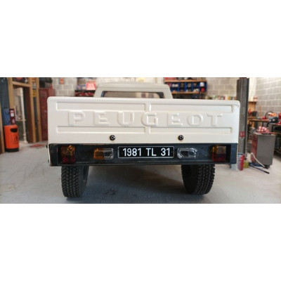 Čirá karoserie PEUGEOT 504 včetně příslušenství, licencovaná