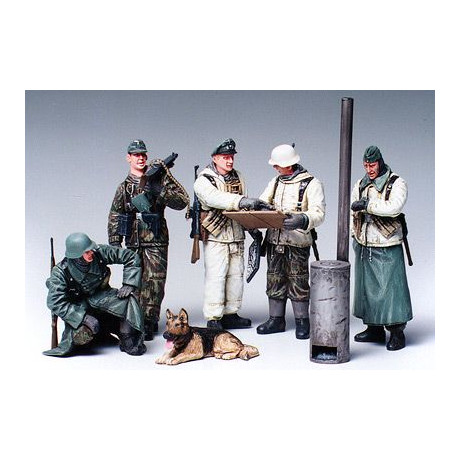 Tamiya German Soldiers at Field Briefing 1/35
