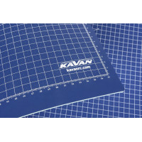 A2-es vágószőnyeg matt kivitelben. Kétoldalas raszteres nyomtatás (0-570x0-390 mm) alapszögekkel (15,30,45,105,120°) és körátmérőkkel (5-34 mm). Alkalmas sorjázó vagy rotációs késsel történő munkához.