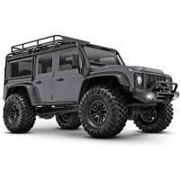 A Traxxas TRX-4M Land Rover Defender RC modellje 1:18 méretarányban, elképesztő sokoldalúsággal és képességekkel. Fém vázszerkezet 4 pontos felfüggesztéssel, olajos lengéscsillapítókkal, 45°-os kormányszöggel, licenszelt klipszes karosszériával és LED világítással a lökhárítóban. 2S LiPo akkumulátor és USB töltő.