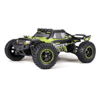 1:12 méretarányú, 4x4-es összkerékhajtású, 390-es egyenáramú motorral hajtott sivatagi teherautó modell, inkl. 2,4 GHz-es RC kormánykerékkel és meghajtó akkumulátorral. Vízálló vezérlővel és vevővel.