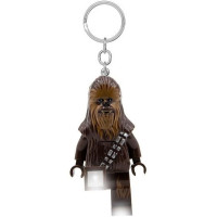 Star Wars Chewbacca LED-es világító hátizsák vagy kulcstartó. A mellkasukon gombot és lábukban LED-et tartalmazó gyűjtögethető LEGO figurák nem hiányozhatnak a LEGO figuragyűjteményedből! A figura 7,5 cm magas, és mozgatható karokkal és lábakkal rendelkezik. Elemeket tartalmaz. Ajánlott életkor: 6+