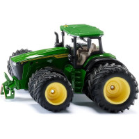 John Deere 8R 410 traktor fém modellje 1:32 méretarányban. Kormánykerékkel, ikerkerékkel és nyitható motorburkolattal. A fülke lehajtható tükrökkel levehető. Első lökhárító tartóval és súlyokkal, vontatótartóval. Játékra és gyűjtésre alkalmas. Kiváló minőségű autentikus fém és műanyag kivitelben.