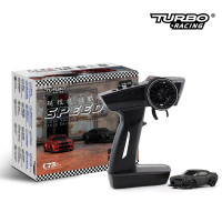RTR 1:76-os RC modell szett adóval. Teljesen arányos kormányzás, 50%-kal megnövelt sebesség, cserélhető 75mAh akkumulátor, akár 40 perc vezetési idővel. Első és hátsó fényszórók, irányjelzők, neonlámpák, hátsókerék meghajtás, állítható tengelytáv.