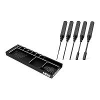 A készlet fekete csavarhúzókat tartalmaz karbon nyéllel 1,5, 2,0, 3,0 mm-es hatlapos (Allen) és 5,5, 7,0 mm-es anya (foglalat) méretben, valamint egy alumínium állványt 6 csavarhúzó, 4 elektromos csavarhúzó és mobiltelefon számára. Tartalmaz rekeszeket az alkatrészek tárolására, csavaros mérőműszert és lyukakat az XT60 csatlakozók és a 2, 3,5, 4 és 5 mm-es golyó forrasztásához.