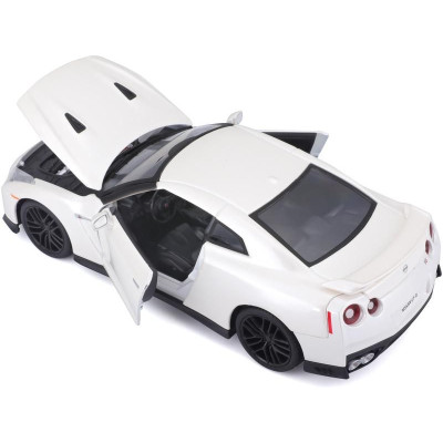 Bburago Plus Nissan GT-R 1:24 bílá metalíza