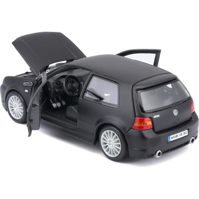Maisto Volkswagen Golf R32 1:24 černá matná