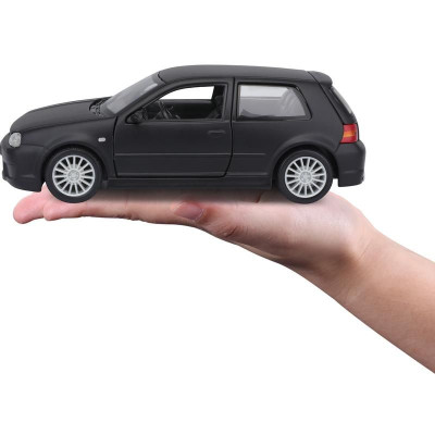 Maisto Volkswagen Golf R32 1:24 černá matná