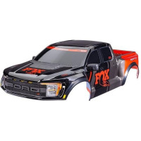 Karosszéria Traxxas Ford F-150 Raptor R Fox, komplett. Beleértve a hűtőrácsot, a hátsó csomagtartó panelt, az oldalsó tükröket, az ablakmaszkot és a matrica lapot. A Traxxas TRA10124 és TRA10125 klipsz nélküli rögzítő rendszerekre történő felszereléshez tervezték. Nem a Slash modellekhez készült.