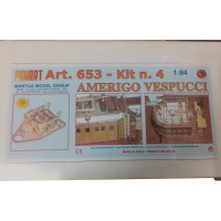 Megvásárolhatja a teljes Mantua Model Amerigo Vespucci 1:84 készletet (rendelési szám: KR-800741), vagy fokozatosan építheti meg 8 kisebb készletből. A 4. készlet 8 táblát tartalmaz alkatrészekkel, kormányállással, csörlővel, hátsó terasszal, karokkal, támpillérekkel, pollerekkel, fedélzeti részletekkel stb.