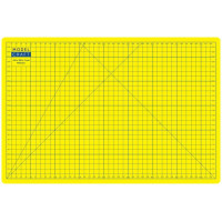 A Modelcraft vágószőnyeg A3-as méretben (450x300mm) 3 rétegű, 2mm vastag PVC szendvicsből készül, amely nem repedezik vagy deformálódik. A csúszásmentes felület lehetővé teszi a biztonságos vágást, a párna védi a penge éleit és precíz vágást biztosít. Kézművesek, modellezők és szakemberek számára.
