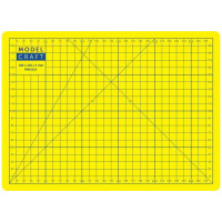 A Modelcraft vágószőnyeg A4-es méretben (300x200mm) 3 rétegű, 2mm vastag PVC szendvicsből készül, amely nem repedezik vagy deformálódik. A csúszásmentes felület biztonságos vágást tesz lehetővé, a párna védi a penge éleit és precíz vágást biztosít. Kézművesek, modellezők és szakemberek számára.