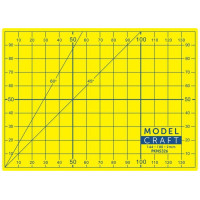 A Modelcraft vágószőnyeg A6-os méretben (144x105mm) 3 rétegű, 2mm vastag PVC szendvicsből készül, amelyben nem keletkeznek repedések vagy deformációk. A csúszásmentes felület lehetővé teszi a biztonságos vágást, a párna védi a penge éleit és precíz vágást biztosít. Kézművesek, modellezők és szakemberek számára.