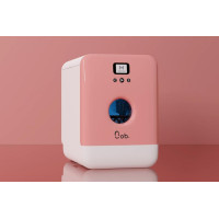 A Bob egy Franciaországban készült ultrakompakt kialakítású mini. Körülbelül akkora, mint egy mikrohullámú sütő, így ideális kisebb konyhákba vagy útközben. 3,9 literes beépített tartálya lehetővé teszi a vízforrás nélküli használatot, de tömlővel is csatlakoztatható a vízellátáshoz. A mágneses ajtó a program végén automatikusan kinyílik, így gyorsabban és gazdaságosabban száradnak meg az edények. A Bob 6 mosási programot kínál: Glass (15 perc), Express (20 perc), Daily (50 perc), Intensive (90 perc), Eco (180 perc).