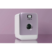 Csere elülső ajtó a Bob asztali mosogatógéphez lila színben. Az ajtó cseréje egyszerű és bárki által néhány perc alatt elvégezhető.