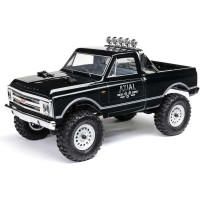 Kis távirányítós RC modellautó 1:24 méretarányban Axial SCX24 1967-es Chevrolet C10 karosszériával és 4x4 meghajtással. A modell összeszerelt és vezetésre kész, minden szükséges dolog megtalálható a csomagban. Vezetési idő több mint 40 perc! DC motor, 2,4 GHz-es RC készlet. Új vezérlőegység és olajcsillapítók.