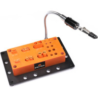 A Spektrum Soldering Jig megkönnyíti a munkát, ha a csatlakozókat a jigben lévő IC2, IC3 vagy IC5 csatlakozóba csúsztatja, a rugalmas krokodiltartó a helyén tartja a kábelt, és mindkét keze szabad a precíz forrasztáshoz. Lyukak 2mm - 7mm.