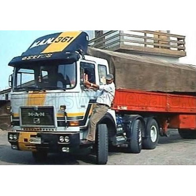 ROAD KINGS FIGURES MAN TRUCKER FRANZ HANGING AT HE TRUCK - WHITE BEIGE 1/18