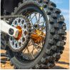 Tuning alkatrész a Losi Promoto-MX RC modellekhez: Pro-Line Pro-Spec alumínium hátsó kerékagy, arany színű, eloxált, 6061-es alumíniumból készült. Hűen a motocross ihlette megjelenéshez. Cserélhető Pro-Spec alumínium kerékagy.