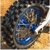 Tuning alkatrész a Losi Promoto-MX RC modellekhez: Pro-Line hátsó felni Pro-Spec alumínium, kék eloxált és 6061-es alumíniumból készült. Hű a motocross ihlette megjelenéshez. Pro-Spec alumíniumból készült cserealkatrész.