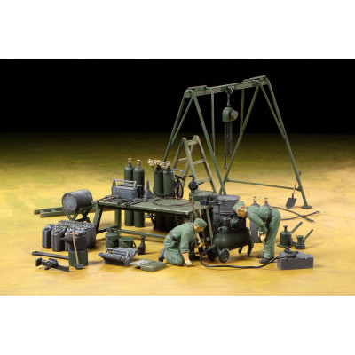 Tamiya 37023 German Field Maintenance Team & Equipment Set 1:35
