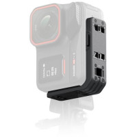 Szerelje fel a kamerát függőlegesen vagy vízszintesen. Masszív alumínium tartó függőleges és vízszintes rögzítéshez. Csak 28 g súlyú. Stabil és biztonságos, könnyen levehető. A töltőport és a mikrofonok továbbra is könnyen hozzáférhetők.