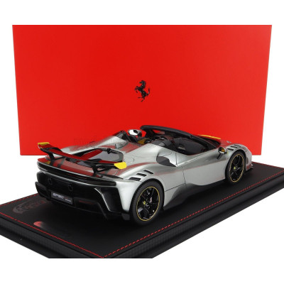 BBR MODELS FERRARI SF90 XX STRADALE SPIDER 2024 - CON VETRINA - WITH SHOWCASE - GRIGIO COMPETIZIONE - GREY YELLOW 1/18