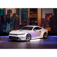 A Traxxas LED háttérvilágítású fehér váz felejthetetlen stílust kölcsönöz a Drift RC modellednek vagy más 4-Tec 2.0 vázzal rendelkező modelleknek. Két küszöblécből álló komplett készlet háttérvilágítással, tápegységgel, csatlakozó adapterrel és szerelési tartozékokkal.