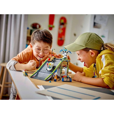 LEGO City - Tvoje pravidla: Závodní dráha s rampami