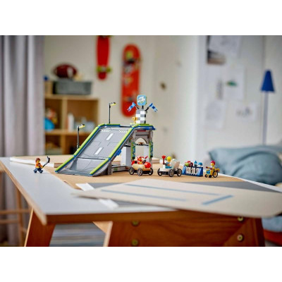 LEGO City - Tvoje pravidla: Závodní dráha s rampami