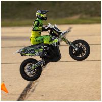 A Losi Promoto-SM supermoto motorkerékpár RC modellje 1:4 méretarányban, amely úgy néz ki és úgy is működik, mint az igazi. A váltakozó áramú hajtás akár 65 km/h sebességet, továbbfejlesztett első fékfunkciót és rendkívül valósághű képfeldolgozást biztosít. A csomag mindent tartalmaz, amire szükséged van, beleértve az akkumulátort és a töltőt is.