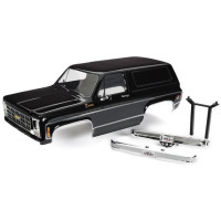 Traxxas karosszéria Chevrolet Blazer 1979 fekete, fényezésre kész, rögzítőrendszerhez. Beleértve az első hűtőrácsot, a tükröket, az ajtókilincseket, a lökhárítókat, egy matricalapot és a klipsz nélküli rögzítést. #8072X sárvédőkre való felszerelésre tervezve.