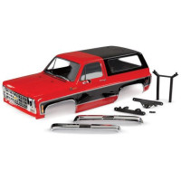 Traxxas karosszéria Chevrolet Blazer 1979 piros, készre festve, rögzítőrendszerhez. Beleértve az első hűtőrácsot, a tükröket, az ajtókilincseket, a lökhárítókat, egy matricalapot és a klipsz nélküli rögzítést. #8072X sárvédőkre való felszerelésre tervezve.
