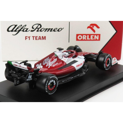 BURAGO ALFA ROMEO F1  C42 TEAM ORLEN RACING N 24 BAHRAIN GP 2022 GUANYU ZHOU - WITH HELMET AND PLASTIC SHOWCASE - EXCLUSIVE CARM