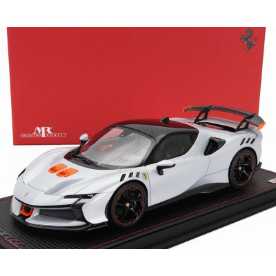 MR MODELS FERRARI SF90 XX STRADALE 2024 - CON VETRINA - WITH SHOWCASE - BIANCO ARTICO - WHITE MET ORANGE BLACK 1/18