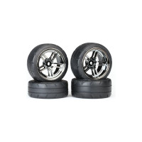 Komplett első kerekek a Traxxas 4-Tec 2.0 RC autó modellekhez. Fekete krómozott, osztott küllős kerekek Response gumiabroncsokkal (2 db a csomagban). ø53x26 mm-es kerékméret. Teljes méret ø65x26 mm. A hordozó 12 mm-es hatszögletű, 14 mm-es eltolással. 