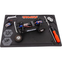 Traxxas strapabíró munkaszőnyeg 49x33cm, RC modellek szervizeléséhez és egyéb modellezési munkákhoz. Megakadályozza a munkaasztal károsodását, ellenáll a vegyszereknek. Praktikus rekeszek, köztük két mágneses, alkatrészek és szerszámok rendszerezéséhez. 1:16, 1:18 és kisebb méretarányú RC modellekhez alkalmas.