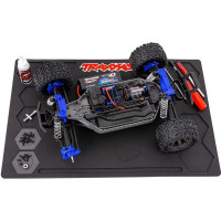 Traxxas strapabíró munkaszőnyeg 61x41cm, RC modellek szervizeléséhez és egyéb modellezési munkákhoz. Megakadályozza a munkaasztal károsodását, ellenáll a vegyszereknek. Praktikus rekeszek, köztük két mágneses, alkatrészek és szerszámok rendszerezéséhez. 1:10-es és kisebb méretarányú RC modellekhez alkalmas.
