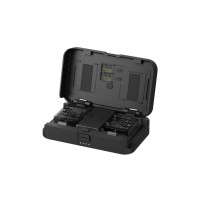 Két akkumulátor praktikus töltése, két microSD kártya számára kialakított tárhellyel. Kompatibilis az Insta360 Ace Pro 2, Ace Pro, Ace, X4 és X3 akkumulátorokkal. A beépített 10 000 mAh-s akkumulátor folyamatos teljesítményt biztosít.