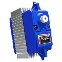 Erőteljes Traxxas 2085L digitális szervo, maxi méret, vízálló*, nejlon fogaskerekek, alumínium központi test, golyóscsapágyak, nyomaték 26 kg.cm, sebesség 0,16 s/60°, súly 104g, méretek: 61x26x64mm. Milliéderes 25T.
