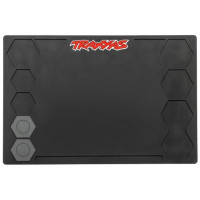 Traxxas strapabíró munkaszőnyeg 61x41cm, RC modellek szervizeléséhez és egyéb modellezési munkákhoz. Megakadályozza a munkaasztal károsodását, ellenáll a vegyszereknek. Praktikus rekeszek, köztük két mágneses, alkatrészek és szerszámok rendszerezéséhez. 1:10-es és kisebb méretarányú RC modellekhez alkalmas.