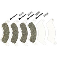 Traxxas 1:5/1:6 RC autómodellekhez (Funco) alkatrész: fékbetétek (készlet). Rugókkal és 3x20 mm-es csavarokkal (4 db) együtt.